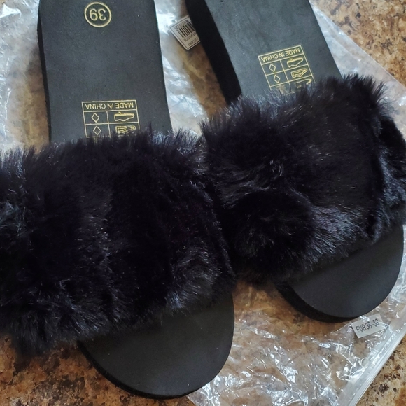 NEW! Fluffy Sandals - Picture 2 of 7